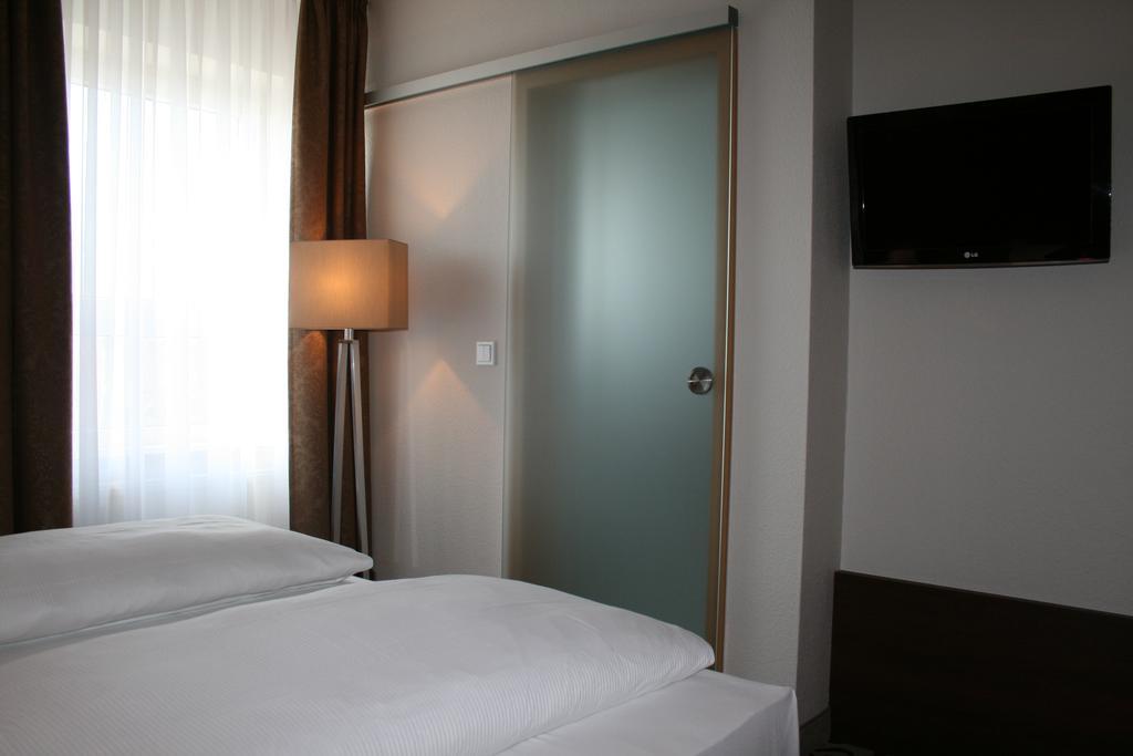 Hotel Parqeo Im A66 ゲルンハウゼン エクステリア 写真