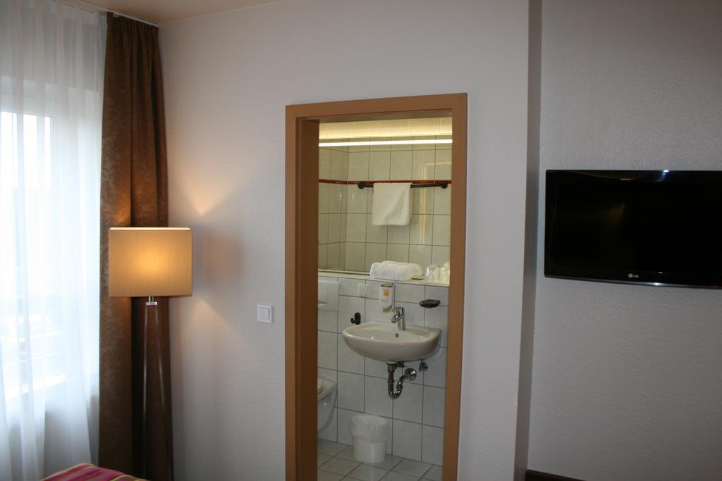 Hotel Parqeo Im A66 ゲルンハウゼン エクステリア 写真