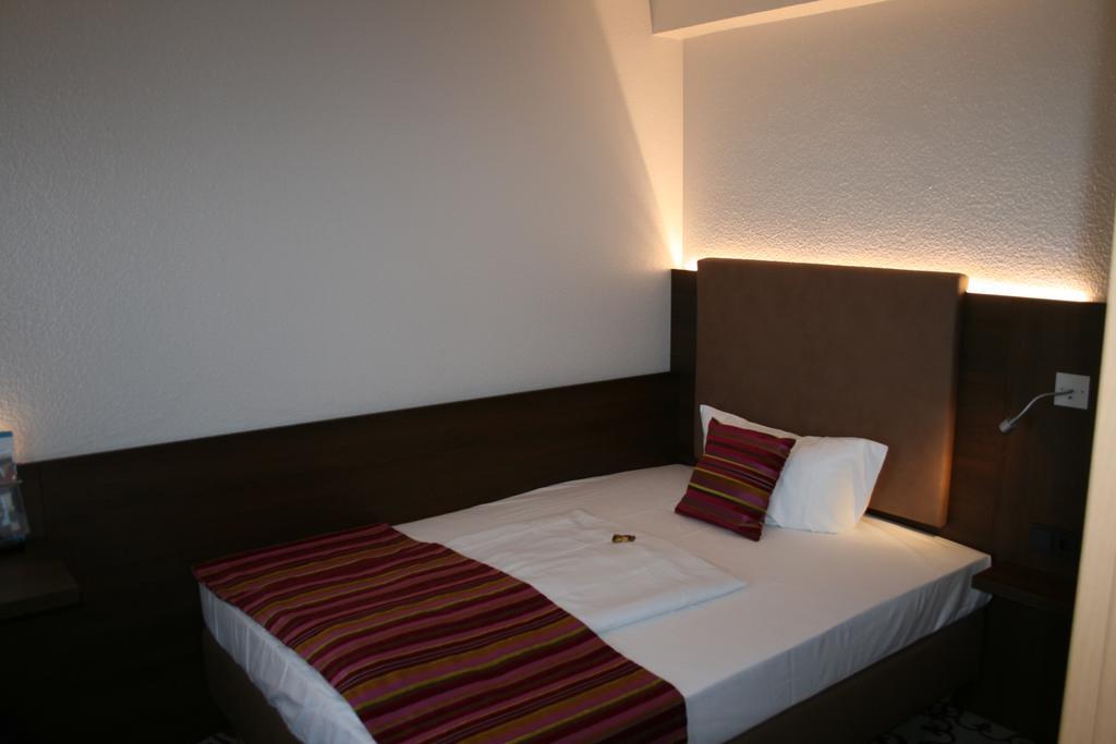 Hotel Parqeo Im A66 ゲルンハウゼン エクステリア 写真